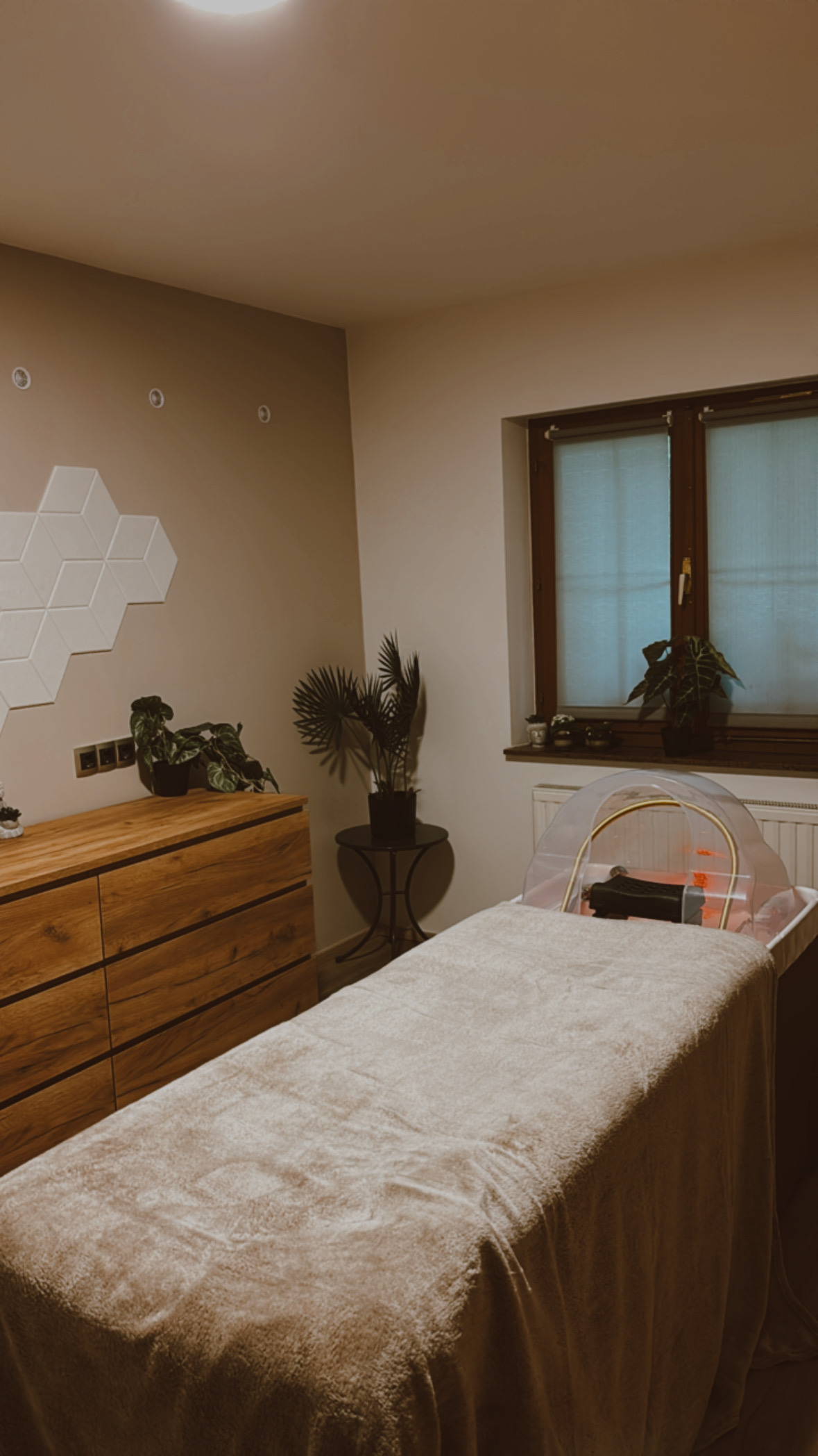 Nežen roza ambient head spa sobe